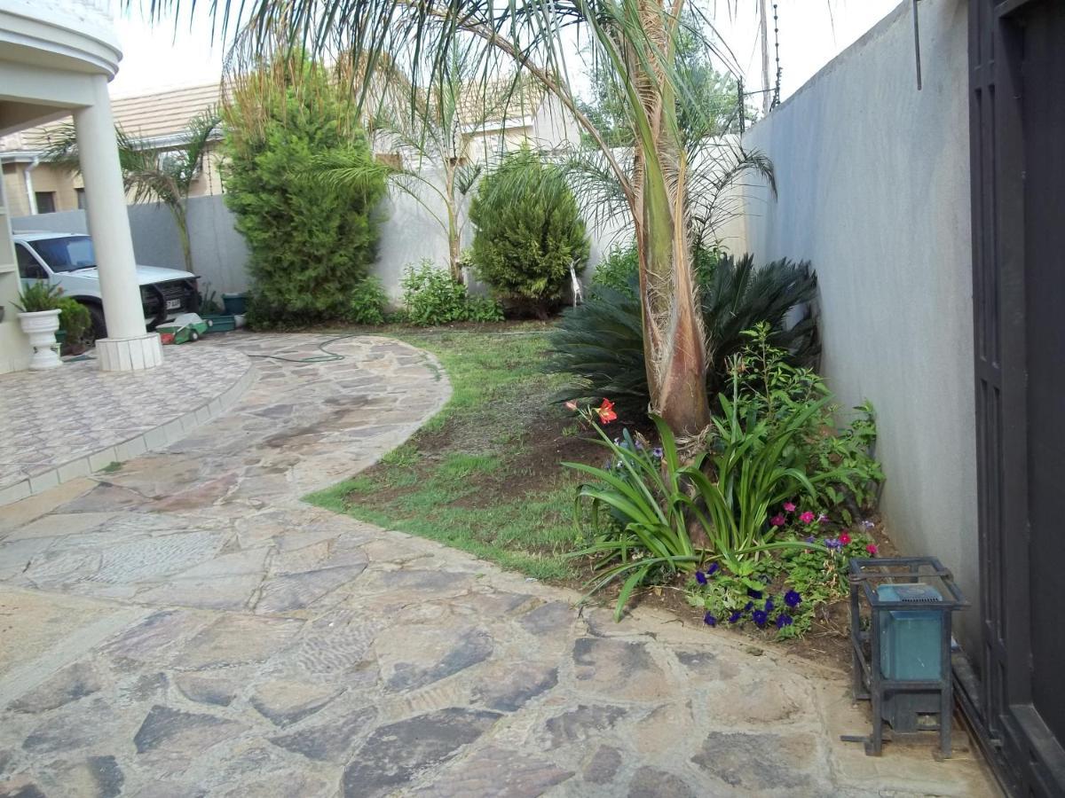 Carlcyn Homestay Gaborone Bagian luar foto
