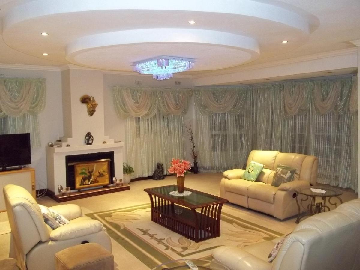 Carlcyn Homestay Gaborone Bagian luar foto