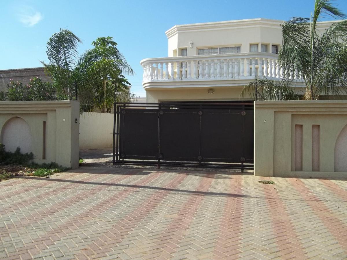 Carlcyn Homestay Gaborone Bagian luar foto