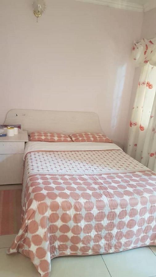 Carlcyn Homestay Gaborone Bagian luar foto