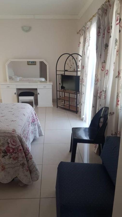 Carlcyn Homestay Gaborone Bagian luar foto