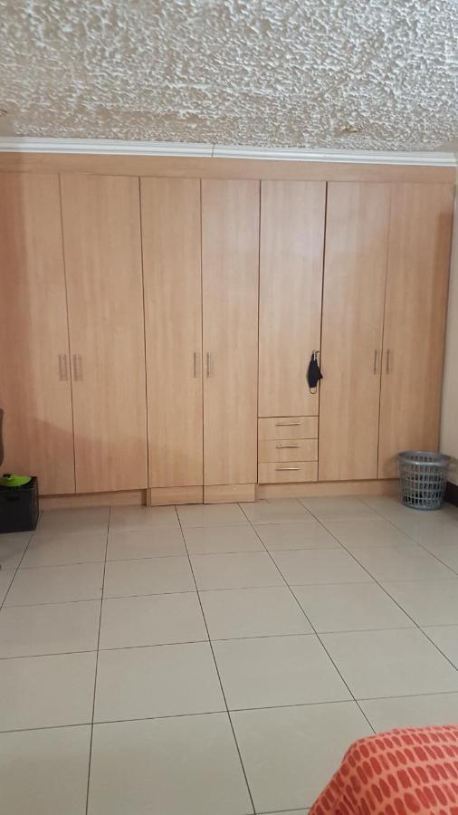 Carlcyn Homestay Gaborone Bagian luar foto